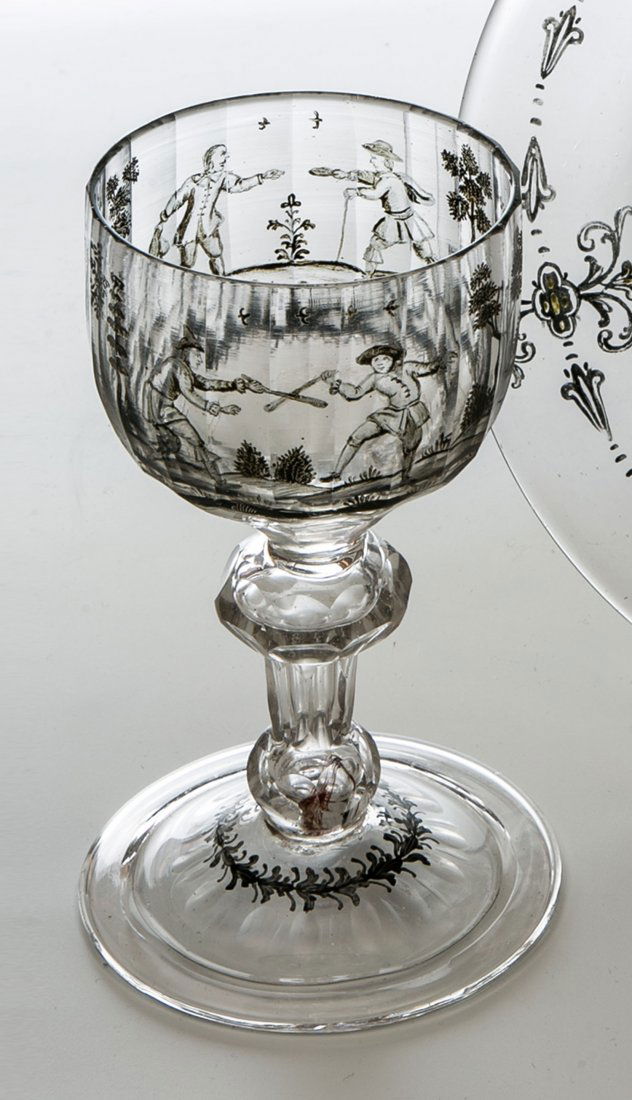 Pokal mit Sinnbildern: Pokal mit Sinnbildern Schlesien, Ignaz Preissler oder Tobias Hannusch, um 1720/1730 Graustichiges Glas. Auf Scheibenfuß mit Abriss und nach unten umgeschlagenem Rand geblänkter Olivenkerbschliffkran