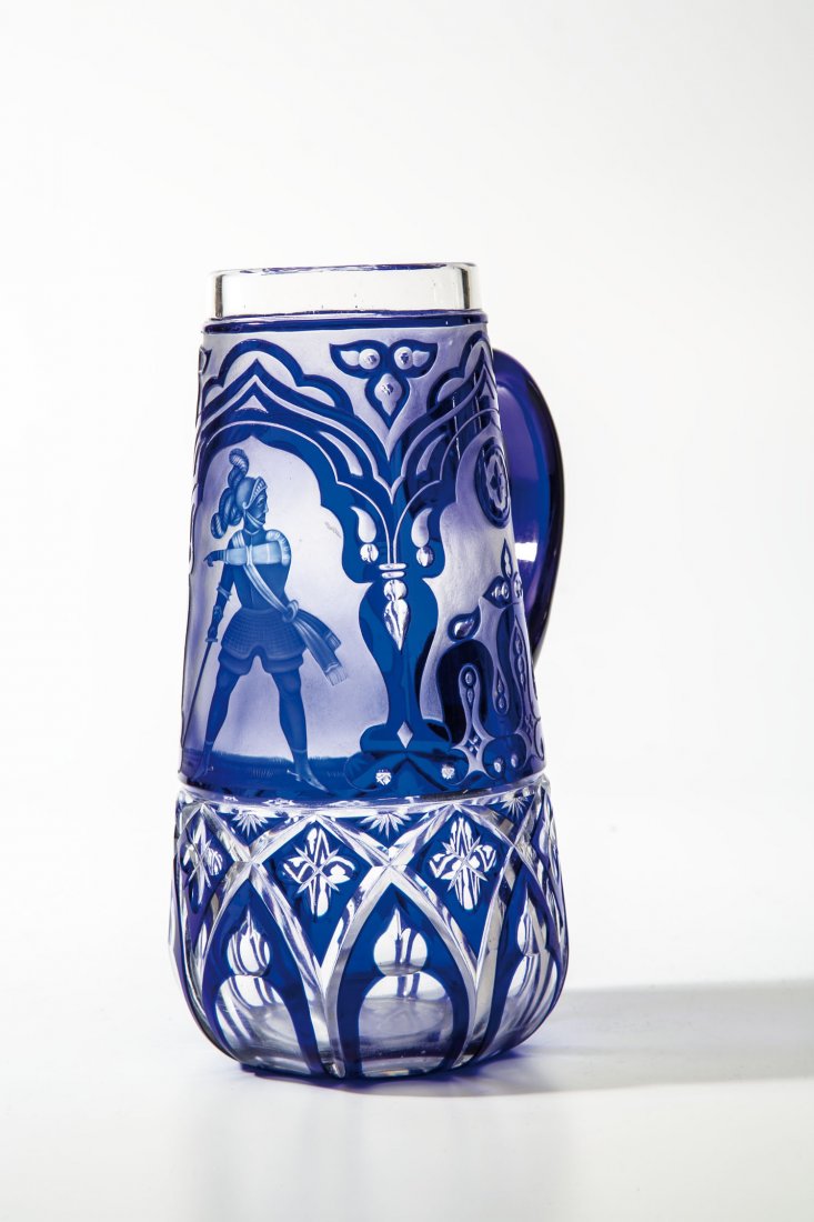 Henkelkrug mit Ritter: Henkelkrug mit Ritter Franz de Paul Zach, München, 3. Viertel 19. Jh. Farbloses Glas mit kobaltblauem Überfang und reichem Schliffdekor mit Vier- und Dreipässen, Schälschliffzungen, Kerbschliffbö