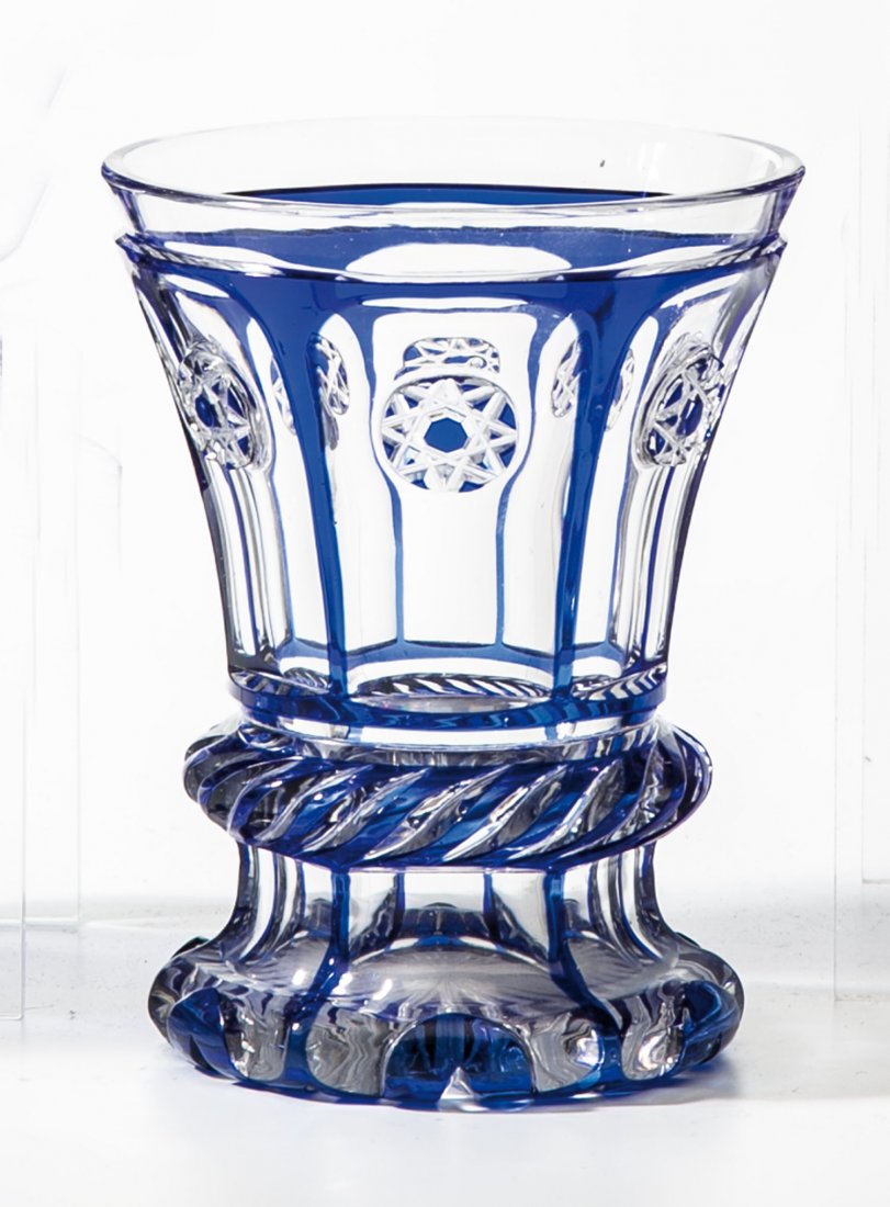 Becher: Becher Nordböhmen, um 1840 Farbloses, kobaltblau überfangenes Glas. Bodenunterseite mit Kerbschliffrosette, oberhalb des Standes Wulstring mit Turbanschliff, geschälte Wandung mit sechs hochgeschli