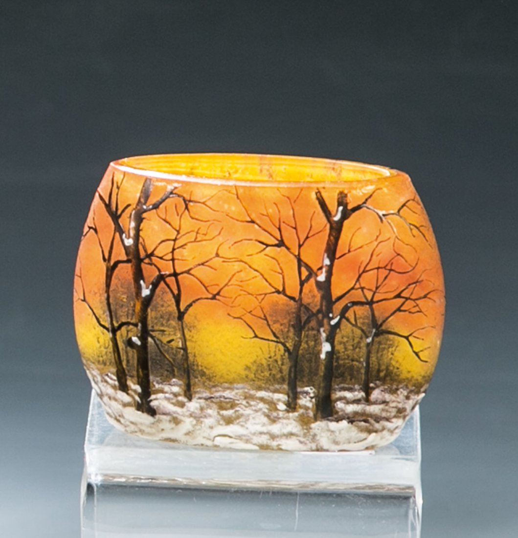 Miniaturväschen mit Winterlandschaft: Miniaturväschen mit Winterlandschaft Daum Frères, Nancy, um 1902 Farbloses Glas, mit kröseliger Pulvereinschmelzung in Gelb und Orangebraun. Umlaufend reliefiert geätzter und in buntem Email und O
