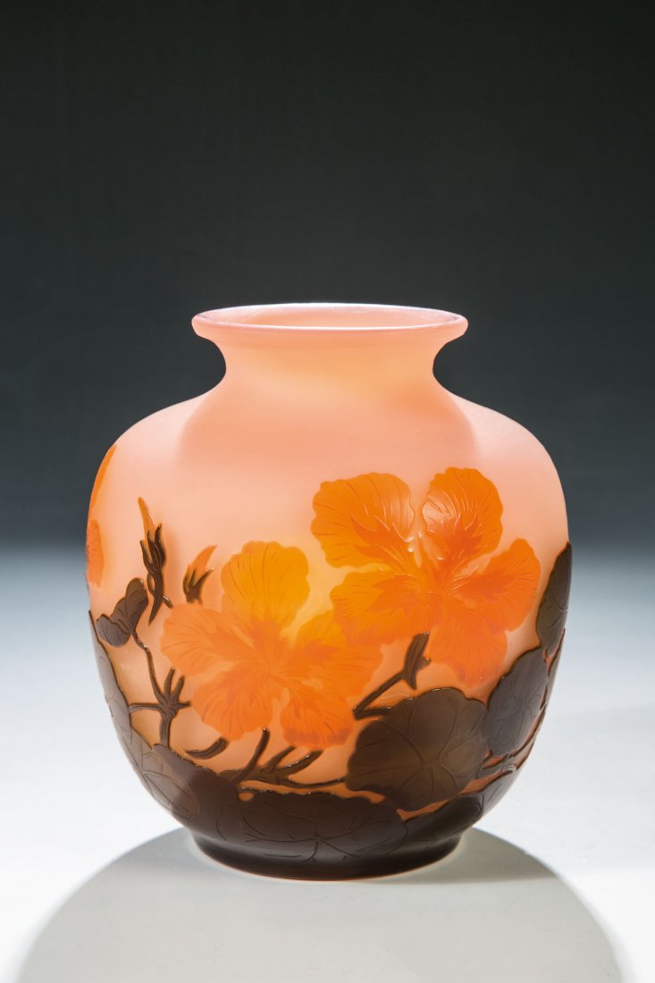 Vase mit Kapuzinerkresse: Vase mit Kapuzinerkresse Emile Gallé, Nancy, um 1920 Farbloses Glas, innen mit rosa Opal unterfangen, außen dreifach orange, olivgrün und violett überfangen. Umlaufend reliefiert geätzter Dekor: 