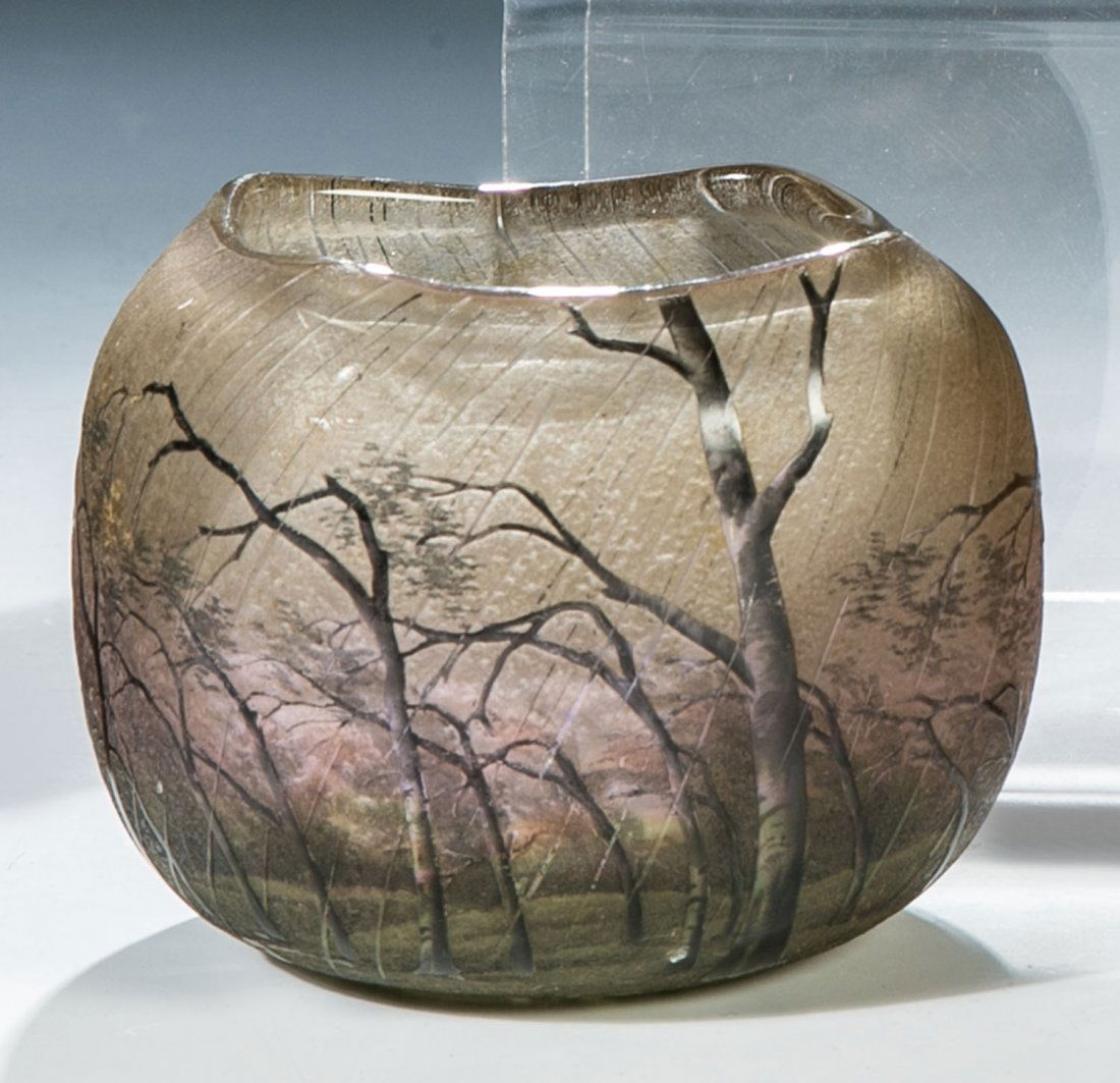 Vase ''Pluviose'': Vase ''Pluviose'' Henri Bergé (Entwurf), Daum Frères, Nancy, 1899 - 1902 Farbloses Glas, mit Pulvereinschmelzung in Hellgrün und Rosa. Umlaufend reliefiert geätzter und mit schwarzer Flachfarbe ge