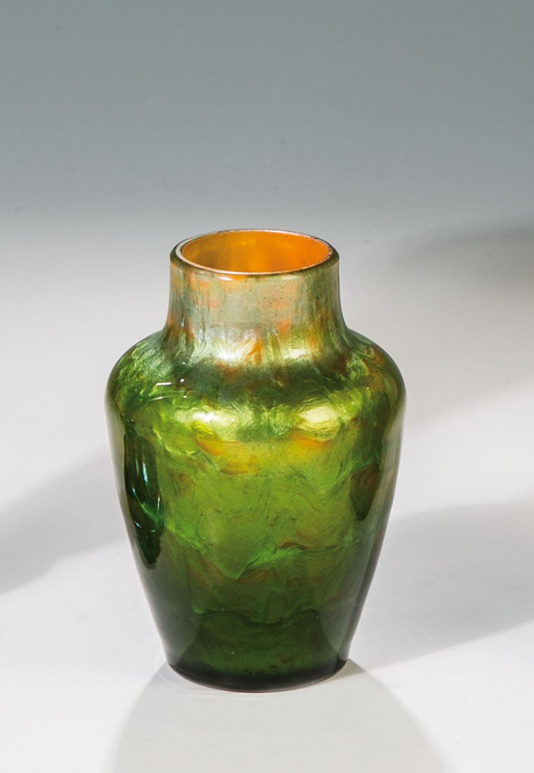 Vase ''Titania orangeopal mit Blattgrün Gre 4212'': Vase ''Titania orangeopal mit Blattgrün Gre 4212'' Loetz Wwe., Klostermühle, 1906 Farbloses Glas, orangeopal unterfangen sowie mit metallisch silbergrauen und grünen Fäden umsponnen und unregelmä