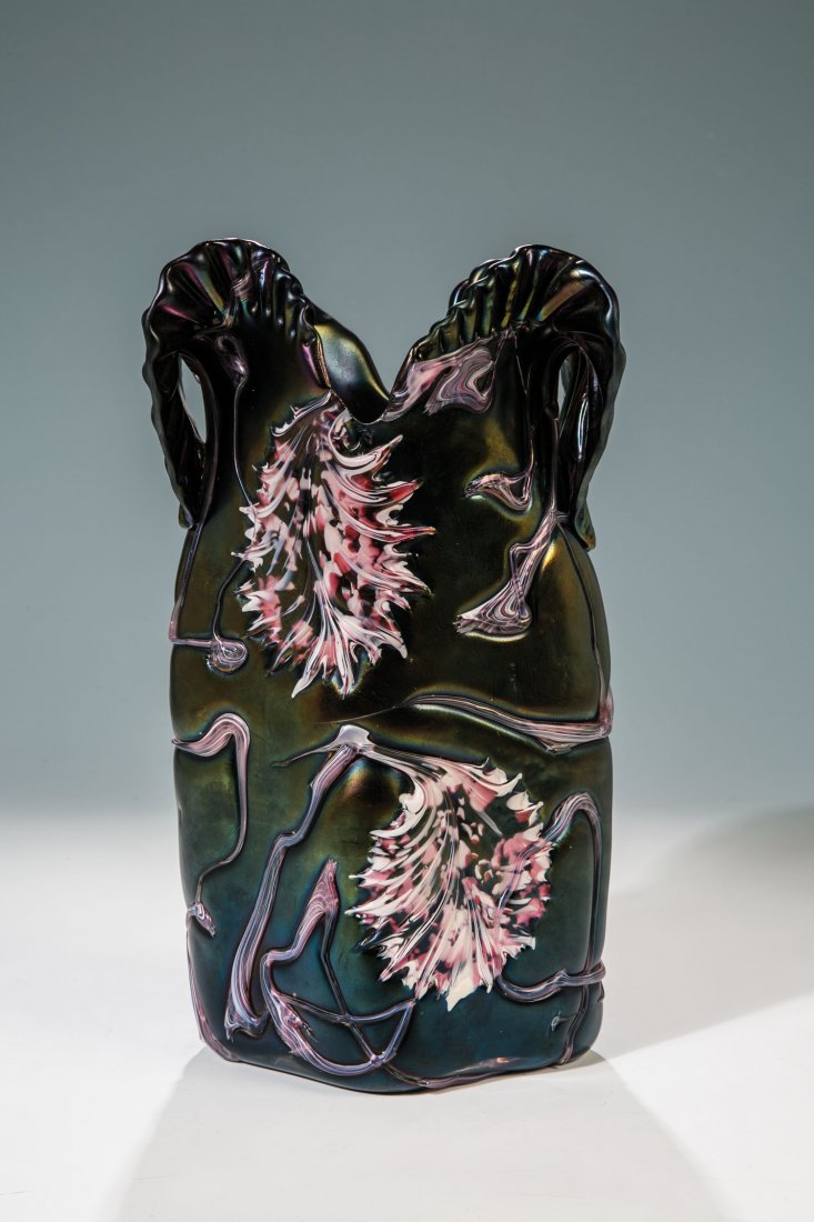 Zierhenkelvase: Zierhenkelvase Glasfabrik Elisabeth, Kosten bei Teplitz, 1900 - 1905 Farbloses Glas, innen violett unterfangen. Mit blütensternförmigen Auflagen in Farblos, Rubinrot und Opakweiß und unregelmäßig