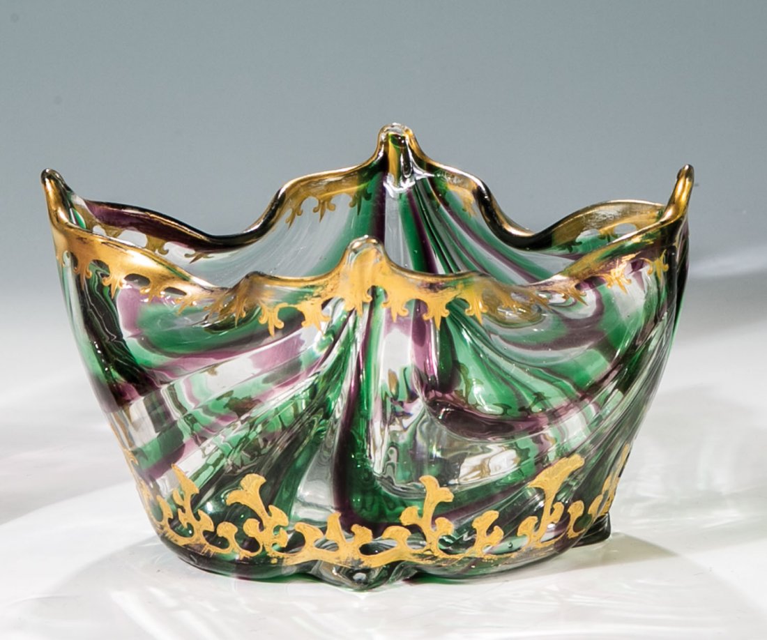 Schale: Schale Gräflich Harrachsche Glasfabrik, Neuwelt, um 1900 Farbloses Glas mit aufgeschmolzenen und unregelmäßig verzogenen Fäden in Violett und Grün. Am Stand und unterhalb der Mündung verlaufende