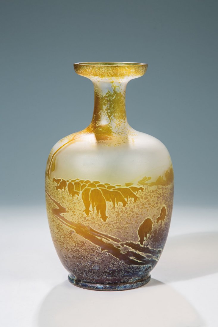 Vase mit Schafherde: Vase mit Schafherde Beyermann & Co., Haida, um 1915 Farbloses Glas. Umlaufend Dekor in Reduktionsmalerei: an einem Bachlauf grasende Schafherde. H. 21 cm Vase mit Schafherde Beyermann & Co., Haida, um