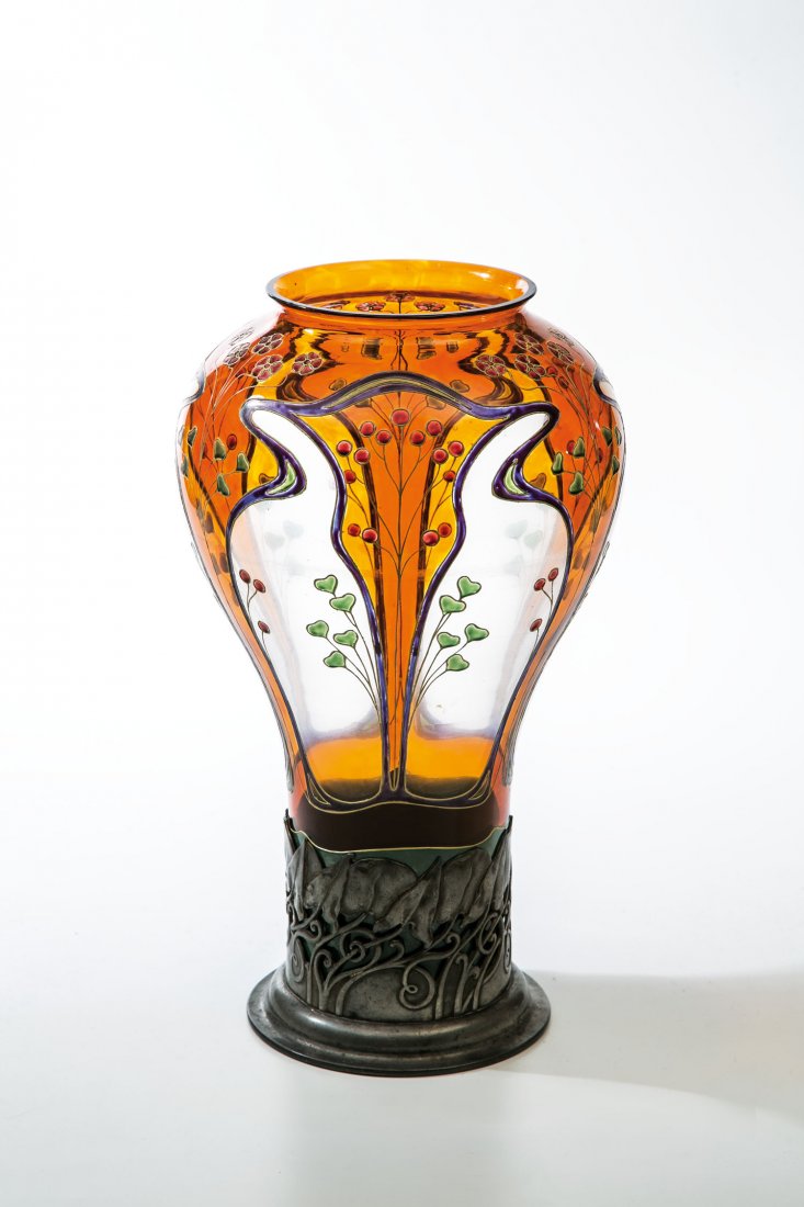 Vase mit Metallmontierung: Vase mit Metallmontierung Ludwig Sütterlin (Entwurf), Fritz Heckert, Petersdorf, um 1900 Farbloses Glas mit farbiger Transparent- und hellgrüner Reliefemailmalerei. Umlaufend dreifach rapportierende