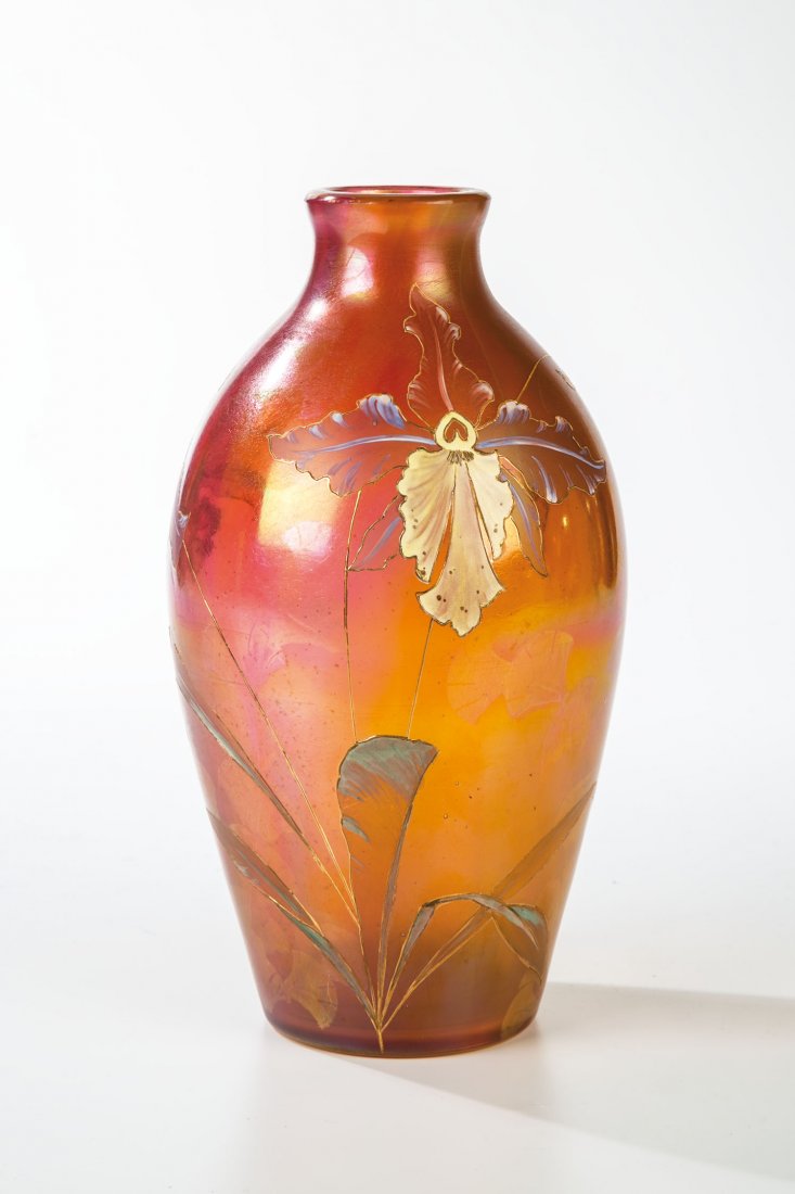 Vase mit Irisblüten: Vase mit Irisblüten Gräflich Harrach'sche Glasfabrik, Neuwelt, um 1900 Farbloses, rosa-gelb unterfangenes Glas. Dekor aus buntem Opakemail und Poliergold: Irispflanze mit Blüten und Blattwerk. Matt