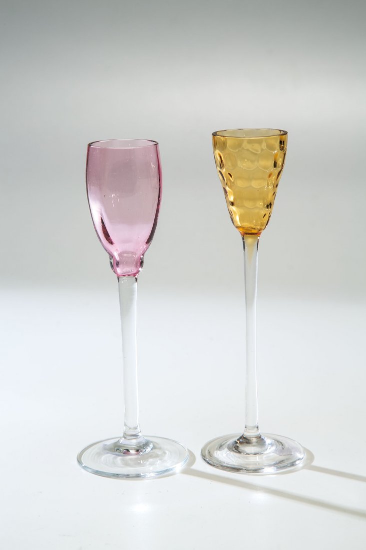 Zwei Likörgläser: Zwei Likörgläser Koloman Moser, Wien, um 1900 Fuß und Schaft aus farblosem Glas, optisch bzw. wabenartig geblasene Kuppa roséfarben bzw. honiggelb überfangen. H. 15 und 15,5 cm Zwei Likörgläser
