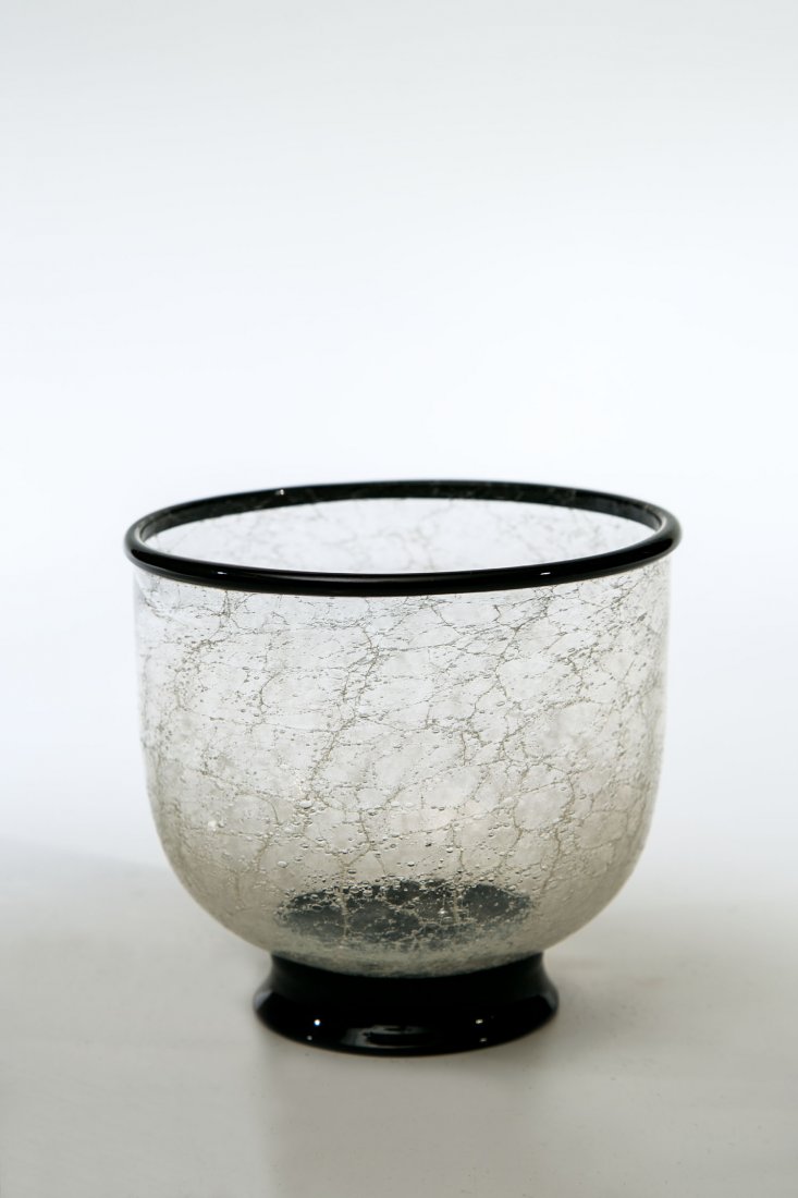 Seltene Vase ''Primavera'': Seltene Vase ''Primavera'' Ercole Barovier (Entwurf), Barovier & Toso, Murano, 1929-30 Farbloses, stark blasiges 'Primavera'- Glas. Der angeschmolzene Fuß und Mündungskontur in schwarz erscheinendem