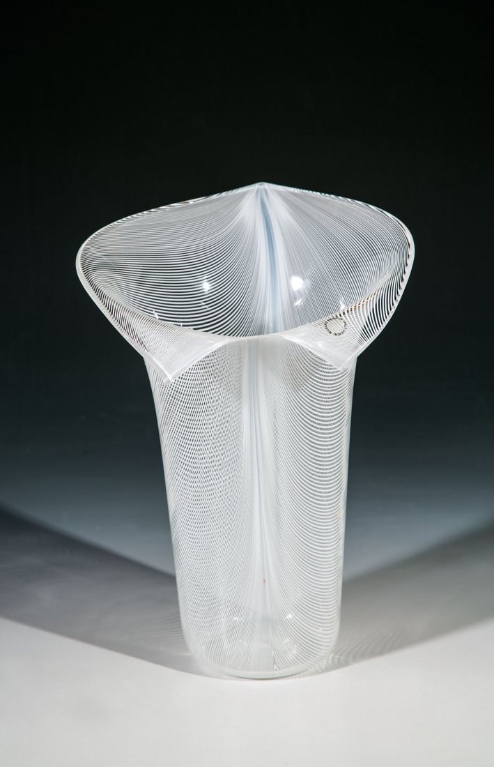 Vase ''Calla'': Vase ''Calla'' Tyra Lundgren (Entwurf), Venini, Murano, 1948 Farbloses Glas mit wellenförmig gekämmter, opakweißer Fadeneinschmelzung ('mezza filigrana'- Technik). Unterseite in Vibrogravur bez.: v