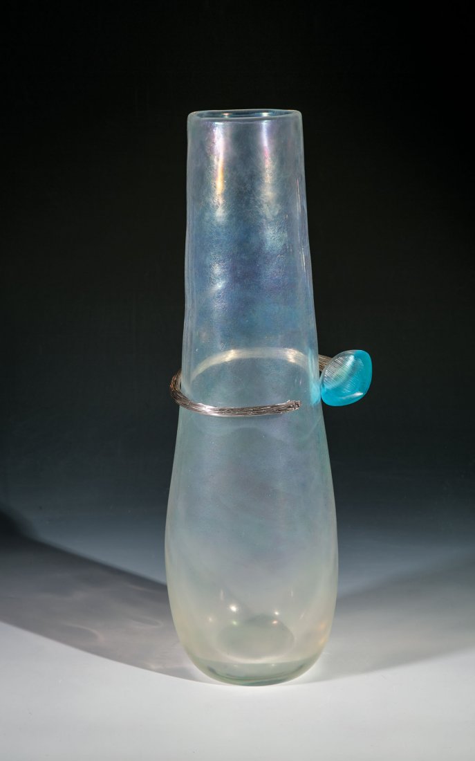 ''Milleniums'' - Vase ''Fior d'acqua'': ''Milleniums'' - Vase ''Fior d'acqua'' Giorgio Vigna (Entwurf), Venini, Murano, 1999 Farbloses Glas, irisiert. Mit Schmuckstück aus aquamarinfarbenem Glas mit Liniengravur und Silbermontierung. Vase