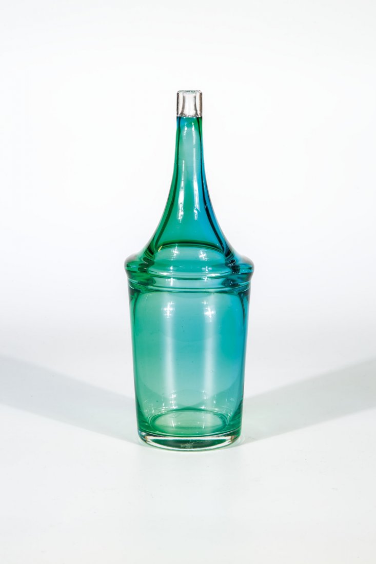 Vase: Vase Floris Meydam (Entwurf), Leerdam, 1966 Farbloses Glas, grün unterfangen. Mündung in Farblos, aufgeschmolzen. In Diamantriß bez.: F. Meydam Leerdam Unica, MO 324 H. H. 27 cm Lit.: M. Heiremans,