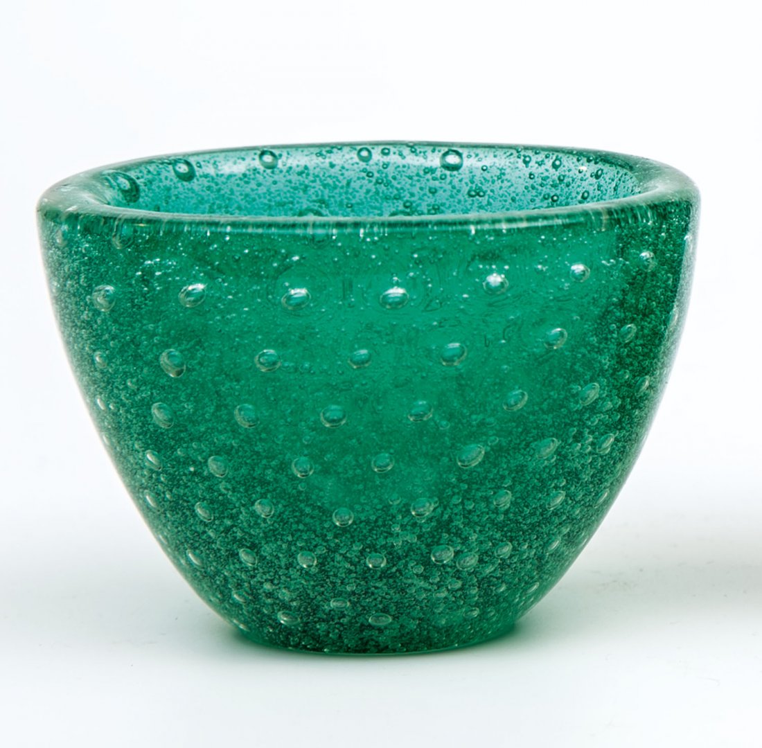 Kleine Vase ''sommerso a bollicine'': Kleine Vase ''sommerso a bollicine'' Carlo Scarpa (Entwurf), Venini, Murano, 1934 - 36 Dickwandiges farbloses Glas, grün unterfangen, stark feinblasig. Unterseite bez.: venini murano (Ätzstempel). H