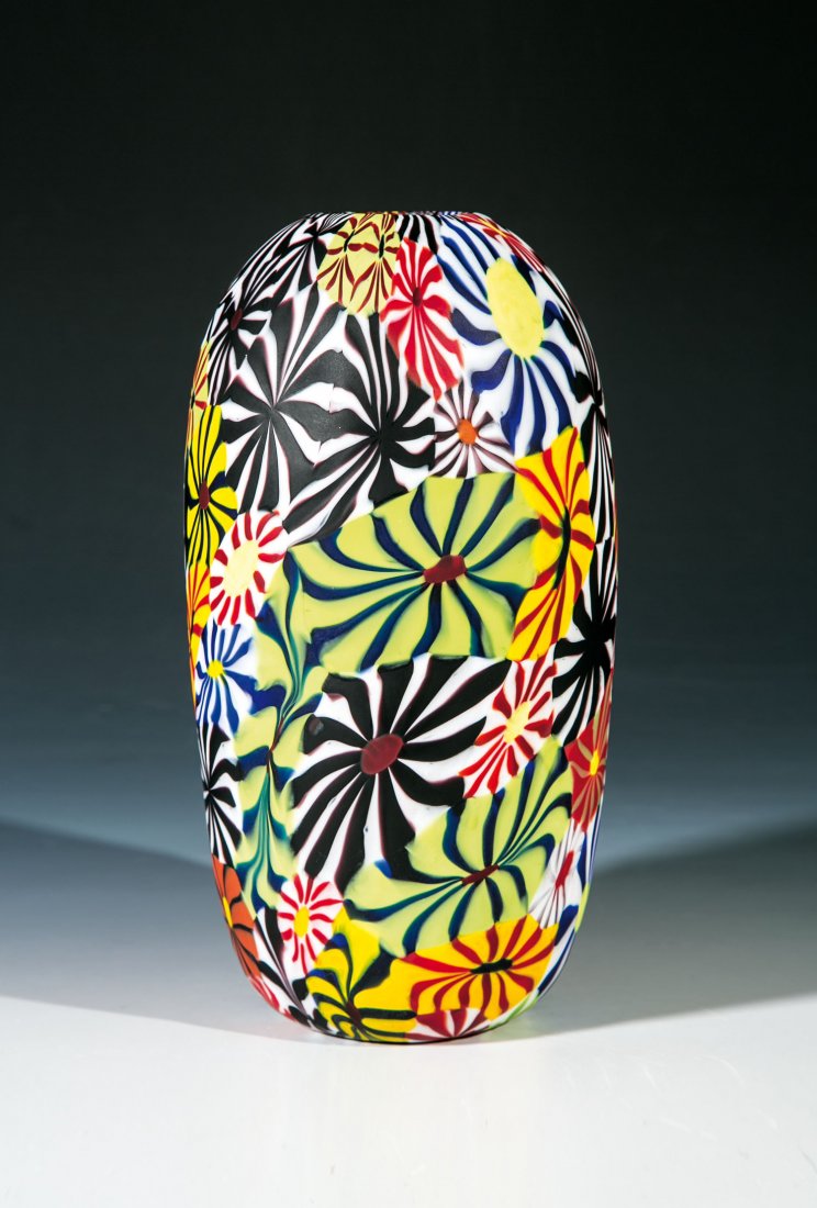Vase ''KIKU'': Vase ''KIKU'' Ermanno Toso (Entwurf), Fratelli Toso (Ausführung), um 1955 Farbloses Glas mit außergewöhnlich großen mehrfarbigen Murrine 'Kiku'. Oberfläche säuremattiert. Orig.- Klebeetikett der