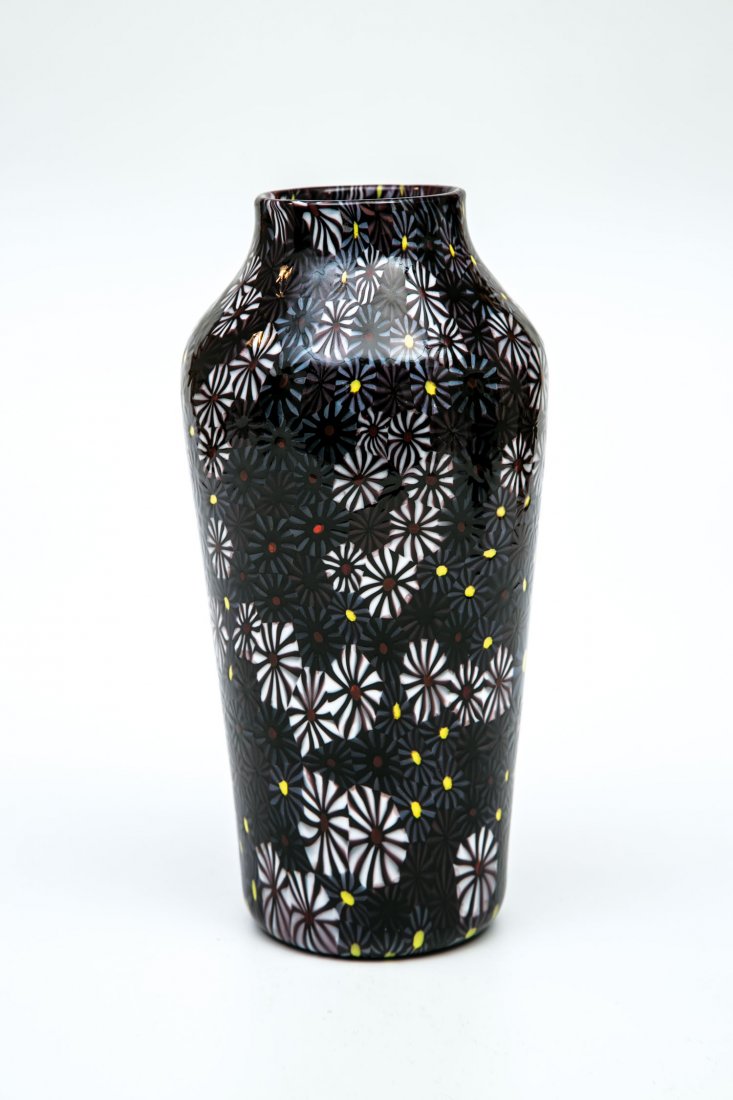 Vase ''Kiku'': Vase ''Kiku'' Ermanno Toso (Entwurf), Fratelli Toso, Murano, um 1955 Farbloses Glas mit eingeschmolzenen mehrfarbigen Murrine 'Kiku'. Oberfläche säurepoliert. Orig.- Klebeetikett der Manufaktur. H.