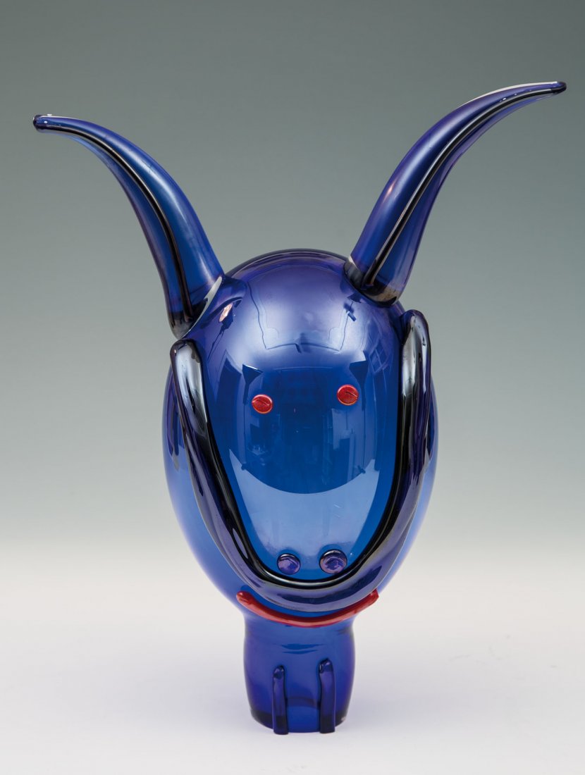 ''Volto'': ''Volto'' Pablo Picasso (Entwurf), Fucina degli Angeli, Venezia Kobaltblaues Glas, frei geblasen und geformt. Appliken in Farblos, Blau und Rot. Unterseite in Gravur bez.: E. Costantini - P. Picasso F