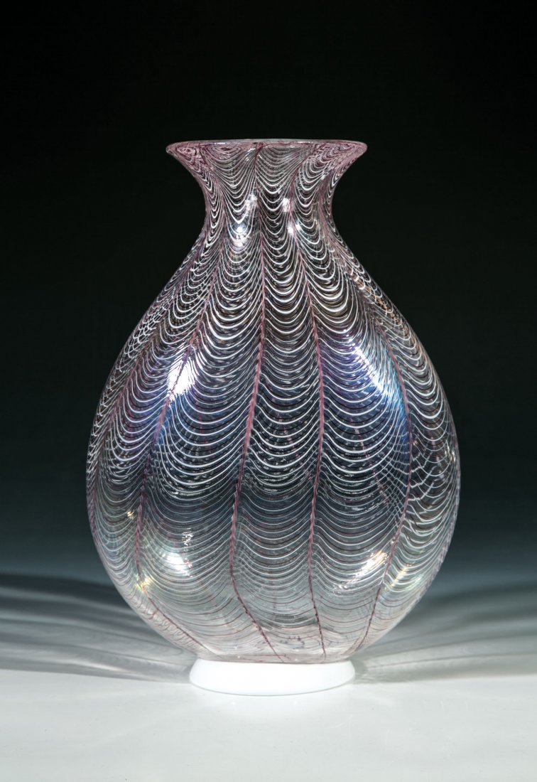Vase: Vase Licio Zanetti, Murano, Ende 20 Jh. Farbloses Glas mit eingeschmolzenen weißen und violetten, wellenförmig gekämmten Fäden. Der angesetzte Fuß in Opakweiß. Unterseite in Vibrogravur bez.: Za