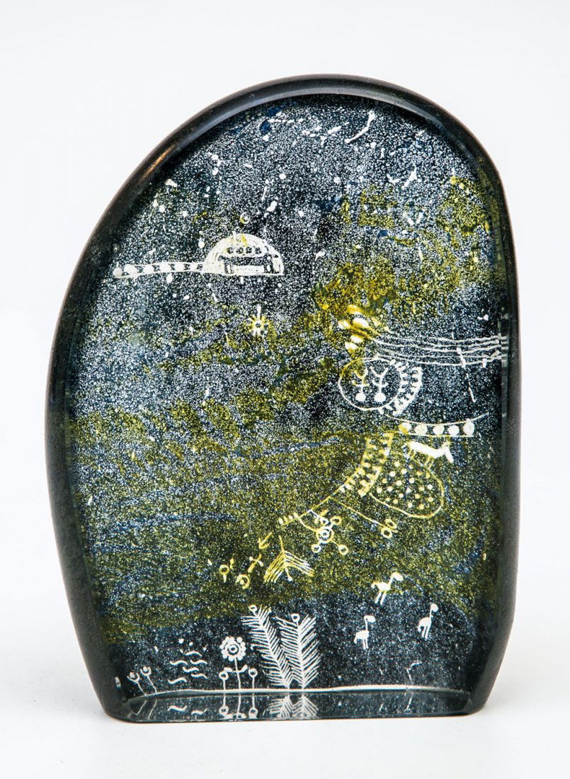 Glasblock mit naiver Zeichnung: Glasblock mit naiver Zeichnung Ann und Göran Wärff (Entwurf), Kosta Boda, um 1969 Farbloser, massiver Glasblock mit Pulveraufschmelzung in Gelb, Blau und Grauschwarz, geschliffen und poliert. Gravie