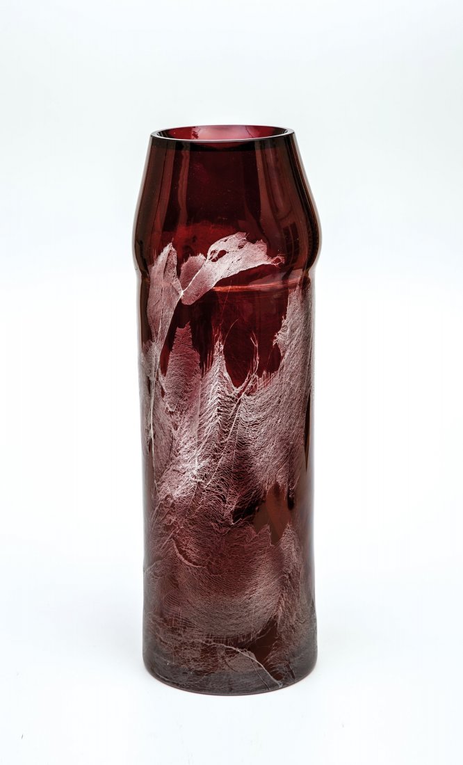 Vase: Vase Oldrich Lipský, 1963 Farbloses, rot gebeiztes Glas mit Textilmuster-Abdruck. In Diamantriß bez.: O. Lipský 1963. H. 46 cm Lit.: H. Ricke, Czech Glass 1945 - 1980, Abb. 178 ff. - Glasrevue 2/19