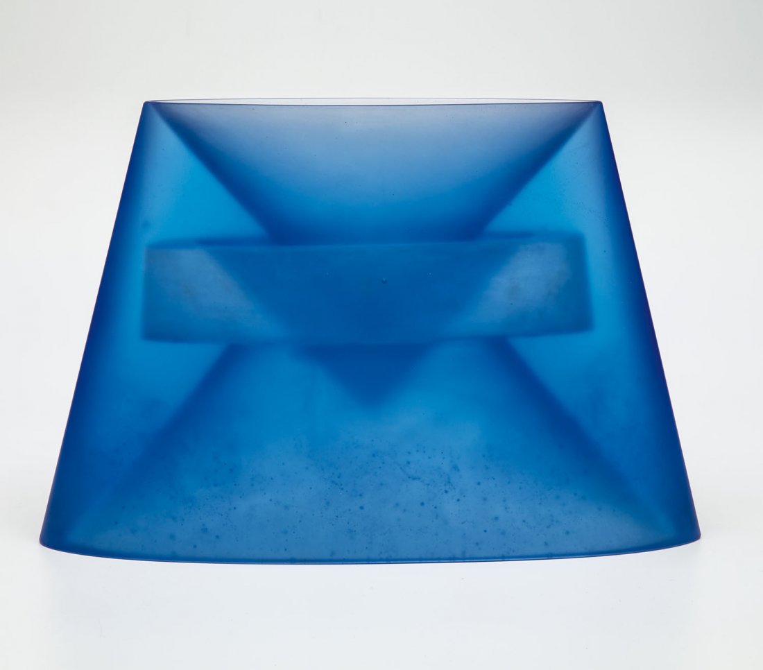 Objekt ''Penetration'': Objekt ''Penetration'' Vladimír Bachorík, 2001 Blaues Glas, formgeschmolzen, geschliffen, feinmatt geätzt und sandgestrahlt. In Diamantriß bez.: Vladimir Bachorik 96-01. 28 x 41 x 13,5 cm Objekt "