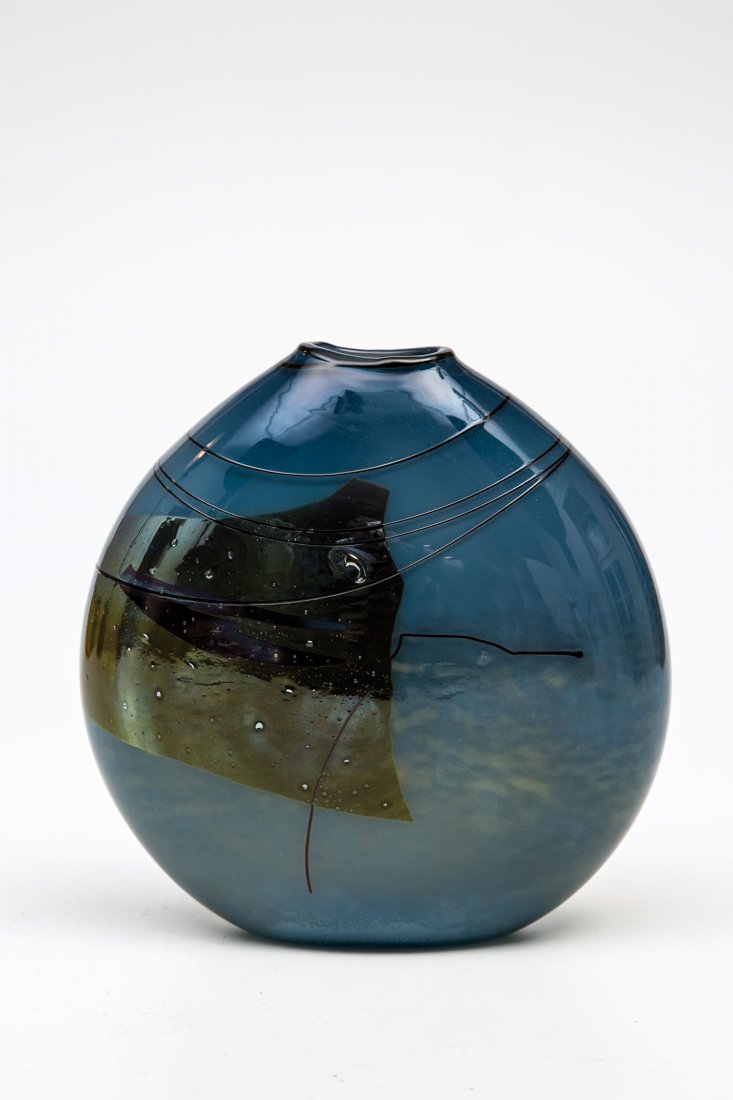 Vase: Vase William Morris, 1979 Farbloses Glas, innen mit blauem Opal unterfangen. Aufgeschmolzene farbige Glasplättchen und violette Fäden. Oberhalb des Standes in Gravur bez.: William A. Morris a 29 - S