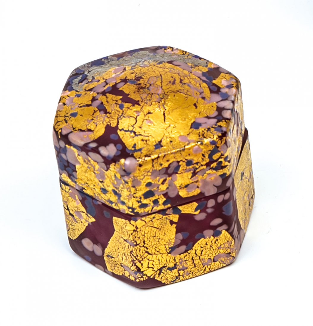 Deckeldose: Deckeldose Kyohei Fujita Farbloses, säuremattiertes Glas mit ein- und aufgeschmolzenen Kröseln in Weiß, Rosaviolett und Hellblau. Allseitig mit Gold- und Platinfolienaufschmelzung. Unterhalb der M�