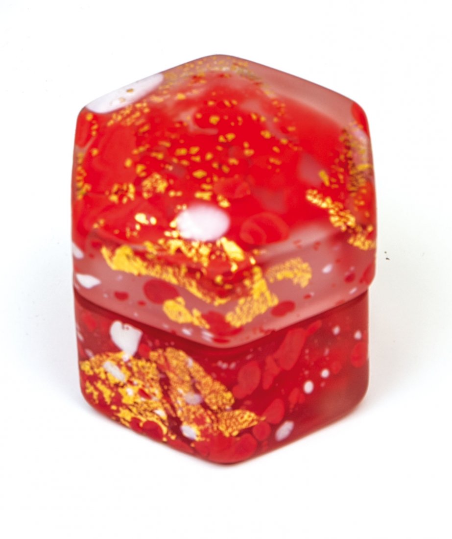 Deckeldose: Deckeldose Kyohei Fujita Farbloses Glas mit ein- und aufgeschmolzenen Kröseln in opakem Weiß und Rot. Gerissene Goldfolienaufschmelzung, säuremattiert. Unterseite in Vibrogravur bez.: K. Fujita. H.