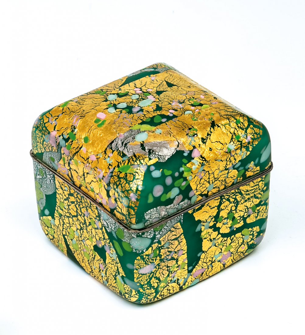 Deckeldose: Deckeldose Kyohei Fujita Farbloses Glas mit ein- und aufgeschmolzenen Farbkröseln in opakem Gelb, Rosa, Weiß und Grüntönen. Die Außenwandung mit gerissener Gold- und Silberfolienaufschmelzung. Ve