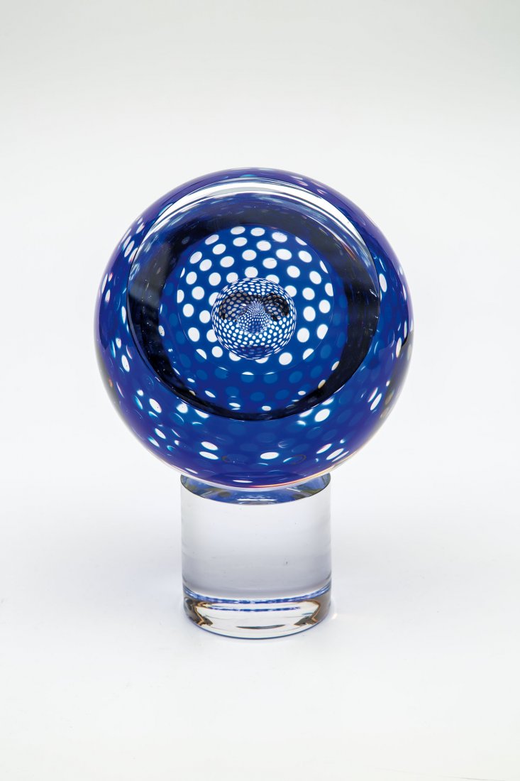 Objekt ''Atmospere'': Objekt ''Atmospere'' Martin Zirnsack & Lennart Nissmark, Studio Ahus Sweden, 2000 Farbloses Glas mit großer eingestochener Luftblase, blau überfangen. Nach Zwischenkühlung in kalter Technik gearbei