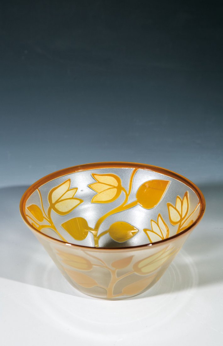 Schale mit Tulpen: Schale mit Tulpen Bertil Vallien (Entwurf), Kosta Boda Farbloses Glas mit ockergelbem Unterfang. Umlaufend sandgestrahlter Dekor: stilisierte Tulpen. Unterseite in Gravur bez.: Kosta Boda B. Vallien A