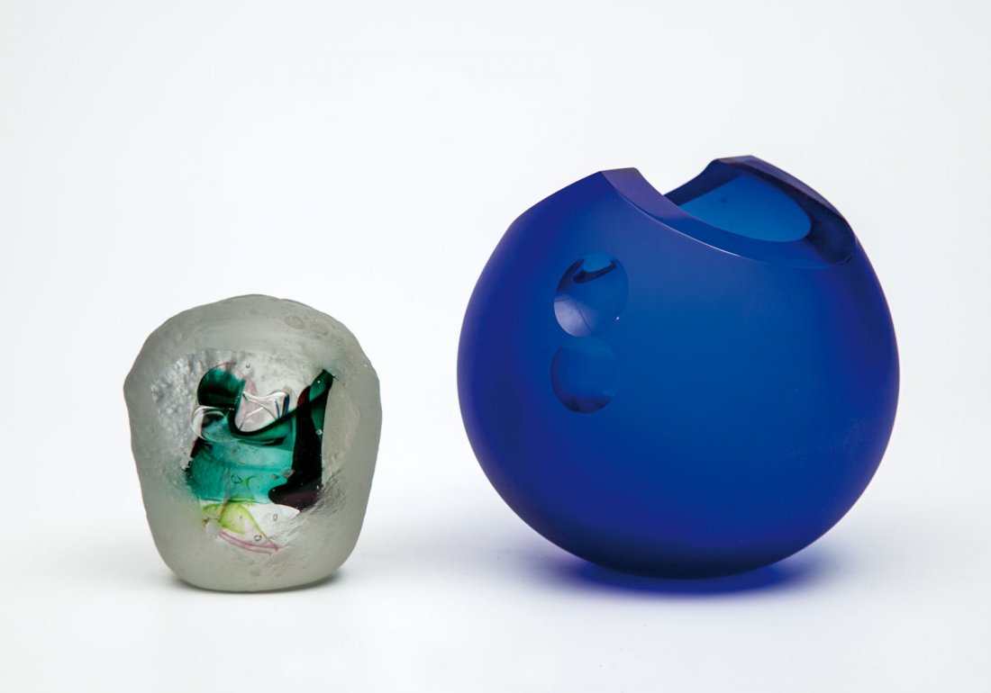 Glasblock (''Rock Paperweight'') und Kugelvase: Glasblock (''Rock Paperweight'') und Kugelvase Adam Aaronson, 1989 bzw. 1991 Glasblock. Farbloses Glas mit Farbeinschlüssen und eingestochener Luftblase, formgeschmolzen, partiell geschliffen und pol