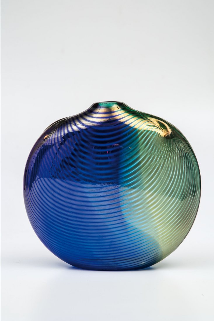 Vase: Vase Richard Royal Glass Studio, 1983 Farbloses Glas mit Teilunterfängen in Blau und Grün. Mit hellbraunen gekämmten Fäden umsponnen, irisiert. Oberhalb des Standes in Gravur bez.: R. Royal 1983. 