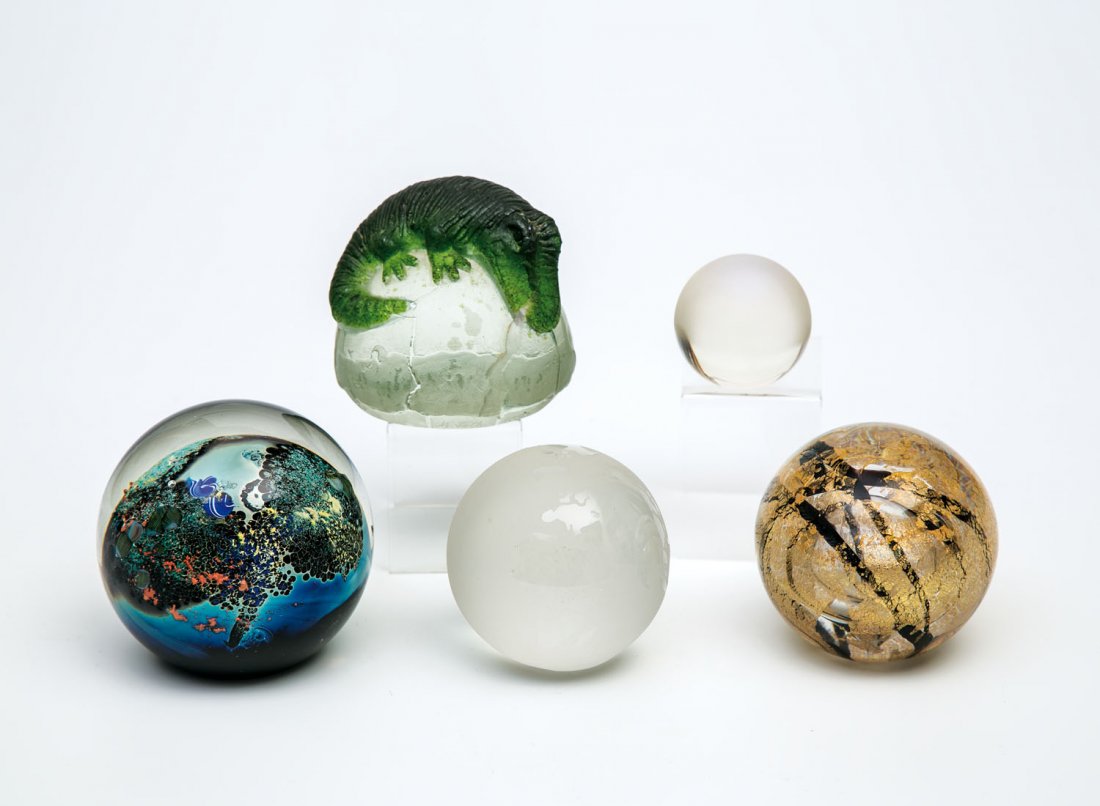 Fünf Briefbeschwerer: Fünf Briefbeschwerer u,a. Josh Simpson, 1988 / Margrit Tóth-Melcher, 1993 Farbloses Glas mit mehrfarbigen Einschmelzungen. Am Boden in Gravur bez.: J Simpson 1988 P-2-167. D. 10 cm - Pâte de verre