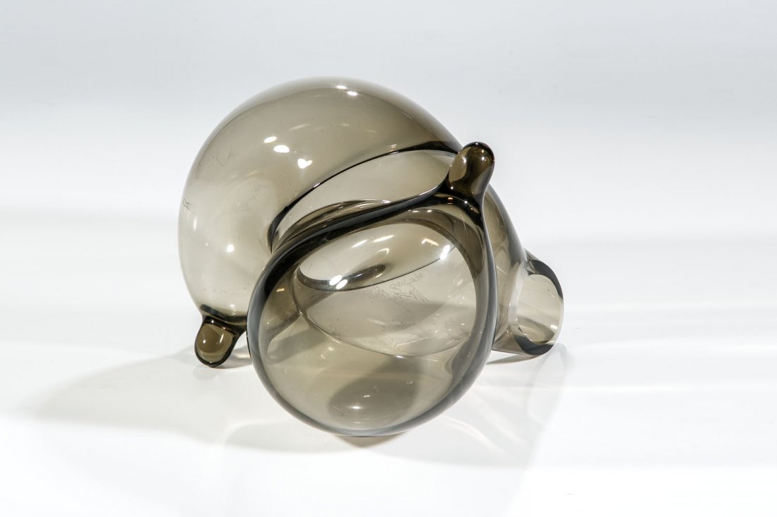 Objekt: Objekt Marvin Lipofsky, 1980 Rauchgraues Glas, formgeblasen. In Vibrogravur bez.: M. Lipofsky - FOR UDO 28.8.1980. H. 20,5 cm Lit.: ''L'art du verre contemporain'', MUDAC, Lausanne 2006, Abb. 110 Obje