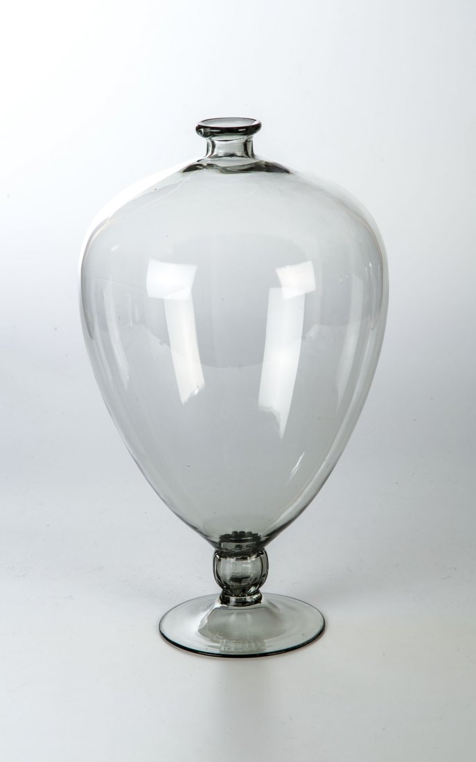 Große Vase ''Veronese'': Große Vase ''Veronese'' Vittorio Zecchin (Entwurf), Venini (zugeschr.), Murano, um 1920 Leicht rauchgraues Glas, formgeblasen. H. 37 cm Lit.: M. Heiremans, Glas - Kunst aus Murano, Stuttgart 1993, Ab