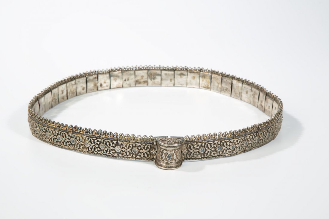Niello-Gürtel: Niello-Gürtel Georgien, 19. Jh. Vielgliedriger Gürtel mit reliefierten und teils in Niello ausgeführtem Floraldekor. Punziert mit Meistermarke. L. 76 cm, 377 g A Georgien silver and niello belt, de