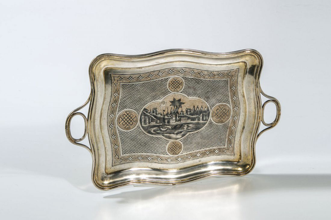Kleines Niello-Tablett: Kleines Niello-Tablett Moskau, 1868 Silber vergoldet. Der Spiegel mit zentraler Stadtansicht und geometrischem Zierwerk. Die gewellte Fahne in die profilierten Handhaben übergehend. Am Boden punziert