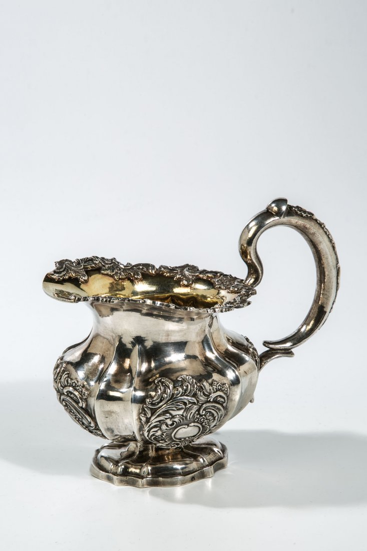 Milchkännchen: Milchkännchen St. Petersburg, 1842, Adolf Sper Silber, innenvergoldet. Auf zentralem, von vertikalen Rippendekor untergliederten Fuß stehend. Die Gefäßwandung entsprechend von Vertikalrippen und v