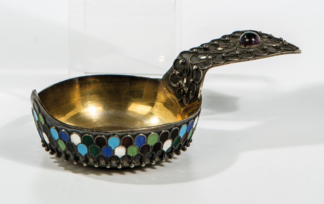 Email-Kowsch: Email-Kowsch Russland, nach 1917 Silber, innenvergoldet. Die Wandung von polychrom emailliertem Schuppendekor mit aufgelegten Kugeln und die Handhabe mit aufgelöteter Filigranarbeit und violettem Cab