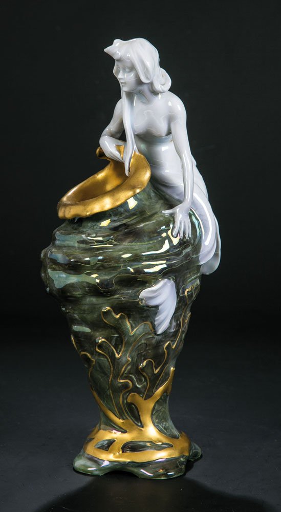 Seltene Muschelvase mit Nymphe: Seltene Muschelvase mit Nymphe Max Hiller (Entwurf), Porzellanfabrik Bauer, Rosenthal & Co. KG, Zweigwerk Kronach, um 1900 Muschelförmiger Korpus. Porzellan mit graugrün marmorierter Lüsterglasur. 