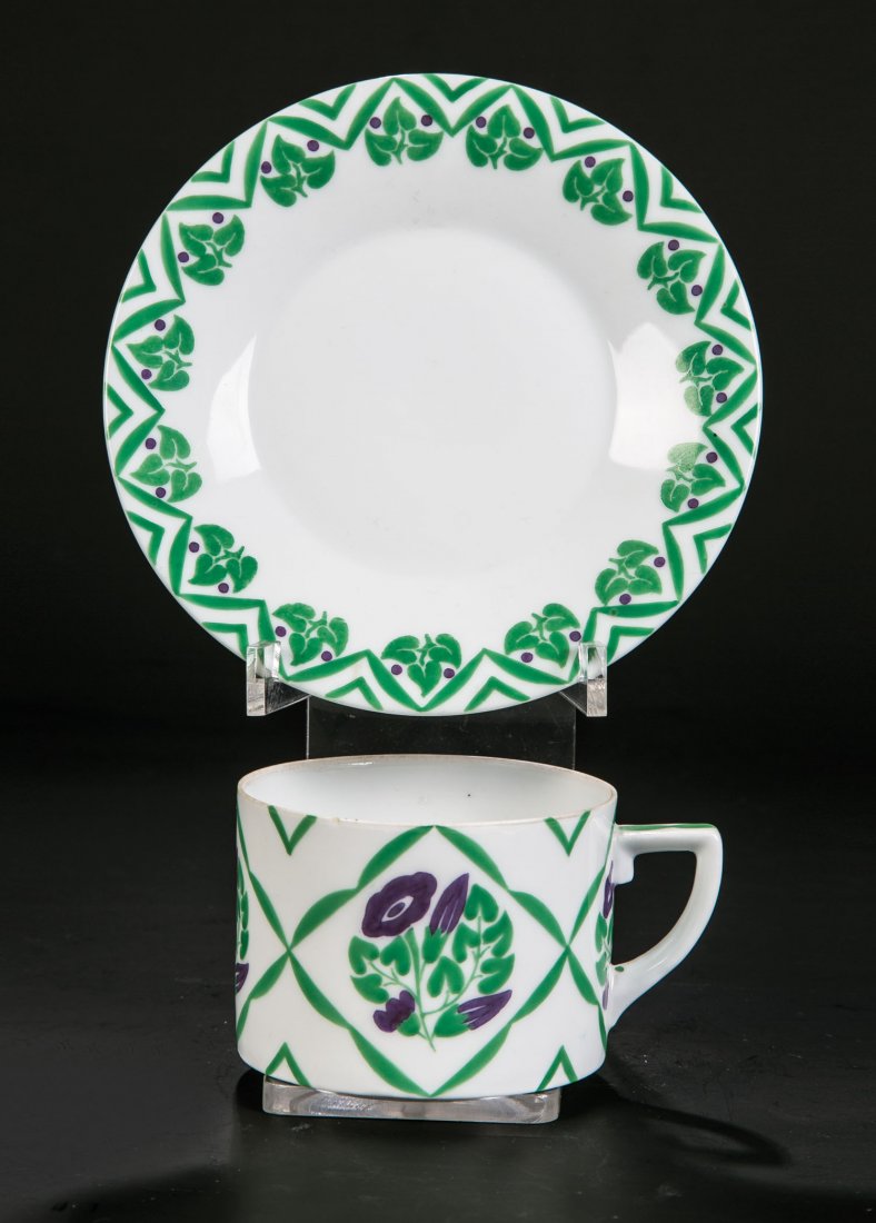 Tasse mit Untertasse: Tasse mit Untertasse Emanuel Margold (Entwurf), Pfeiffer & Löwenstein, Schlackenwerth für Porzellanmanufaktur Josef Böck, Wien, 1910 Auf der zylindrischen Tassenwandung und Fahne farbiger Aufglasur