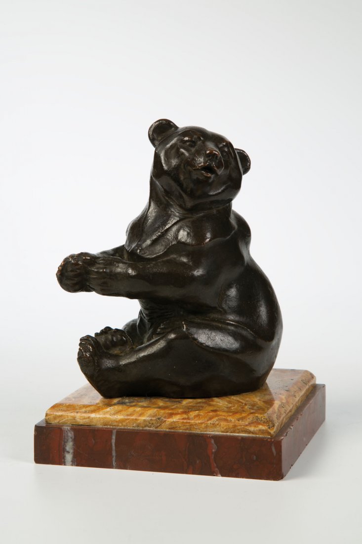 Sitzender Bär: Sitzender Bär Fritz Diller (1875 - 1945) Bronze. Sitzender Bär. Marmorsockel. Signiert: F. Diller. H. 18 cm (mit Sockel) 1913 - 1927 freier Mitarbeiter der Firma Rosenthal: Entwürfe für Tierdarste