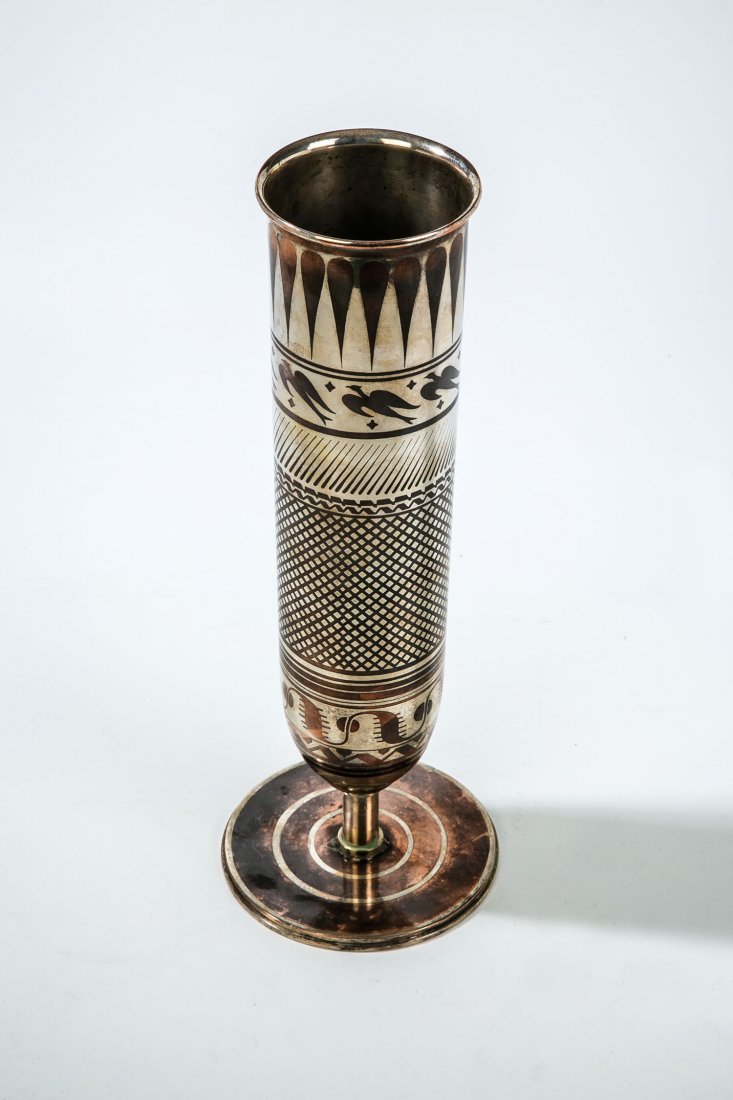 Ikora-Vase: Ikora-Vase Geislingen, WMF, Paul Haustein (Entwurf), um 1930 Messing, versilbert und verkupfert. Runder Fuß. Konischer Schaft mit ausladendem Lippenrand. Vogel und ornamentaler Dekor ausgespart und m