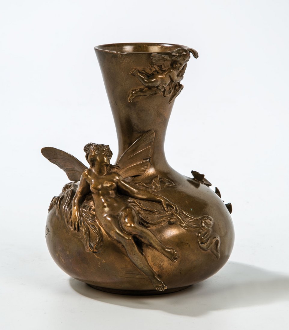 Vase: Vase Louis Ernest Barrias (Entwurf), Ferdinand Barbedienne, ca. 1900 Bronze, patiniert. Runder, gestauchter Korpus mit nach oben geweiteter Hals. An der Wandung reliefierte Darstellung einer geflügel