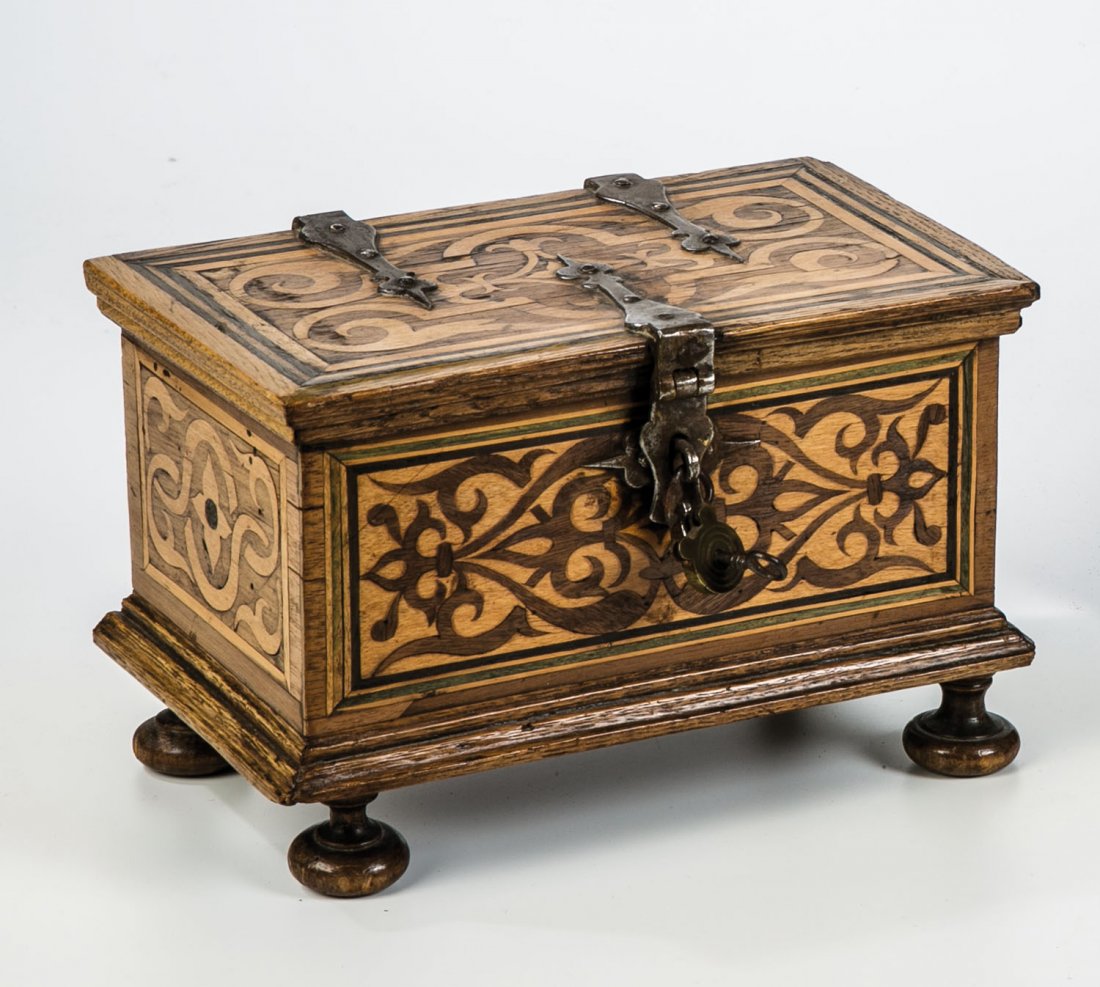 Kleine Renaissance-Schatulle: Kleine Renaissance-Schatulle Deutsch, um 1580 Im Querschnitt rechteckiger, auf gedrückten Kugelfüßen ruhender Holzkorpus mit symmetrischer Intarsienarbeit in der Art der Beschlagwerk-Ornamente. Dec