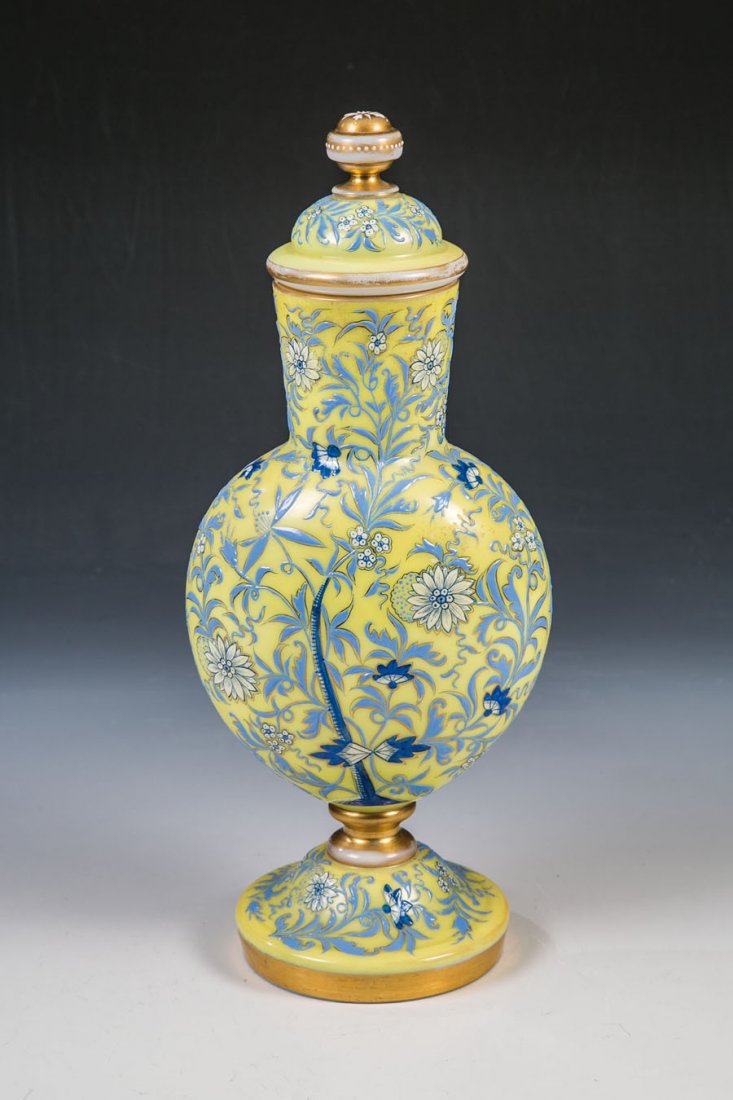 Deckelvase: Deckelvase Thomas Webb & Sons, Dennis Hall bei Stourbridge / Worcestershire fr den marokkanischen Markt, 2. Hlfte 19. Jh. Milchglas mit in Creme- und Blautnen pastos gemaltem, goldkonturiertem Florald