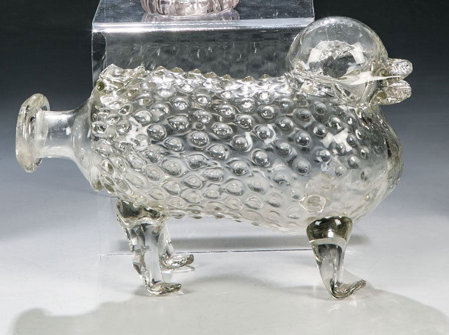 Schnapshund: Schnapshund Deutsch, 2. Hälfte 18 Jh. Farbloses Glas mit Warzendekor und Abriss. Haupt und Beine glatt, Ohren, Schnauze und Füße gekniffen. Rückseitig Einfüllrohr mit verstärktem Rand. Best. L.