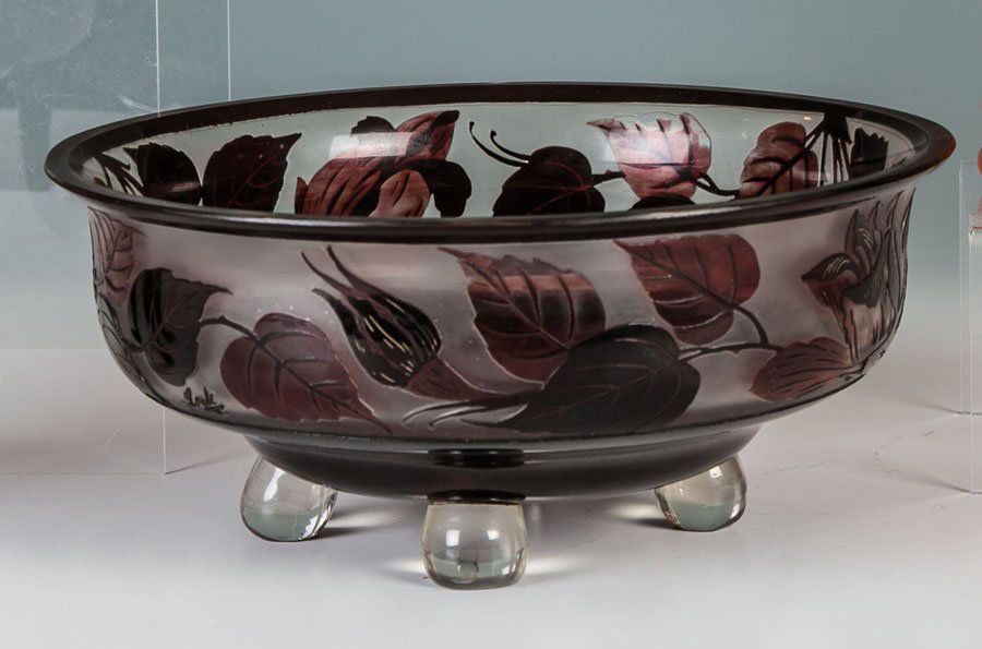 Fußschale mit Heckenrose: Fußschale mit Heckenrose Loetz Wwe., Klostermühle, um 1922-25 Farbloses Glas mit Rubinüberfang. Umlaufender Fries mit reliefiert geätztem Dekor: Blattzweige mit Knospen und Blüten der Heckenrose.