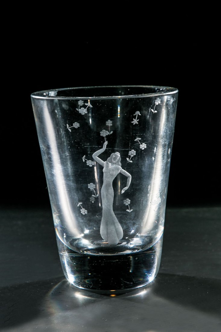 Zwei Vasen: Zwei Vasen Holmegaard und Glashtte Ekens, 50er/60er Jahre Farbloses dickwandiges Glas mit Gravurdekoren: Tnzerin zwischen Streublmchen und Hirsch. Unterseite in Gravur bez.: Holmegaard 14474-18 AB (li